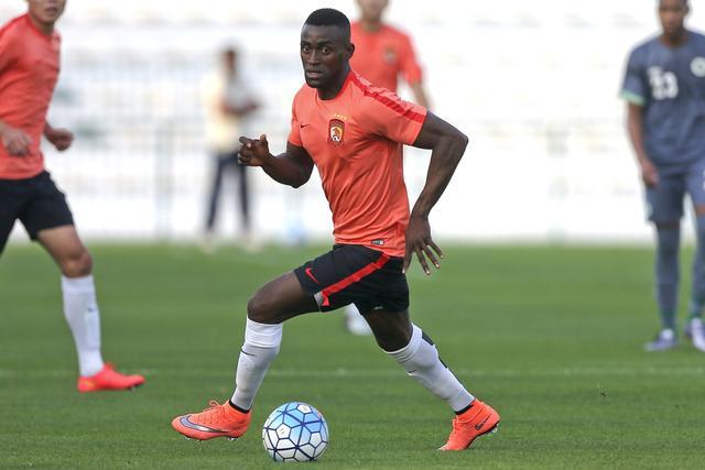 马德里竞技迎亚冠关键赛；冲刺阶段单刀错失；气氛紧张；训练强度明显提升